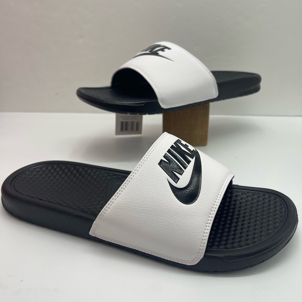 Nike Benassi JDI
Men's Slides Black and White Slides - Picture 15 of 16
